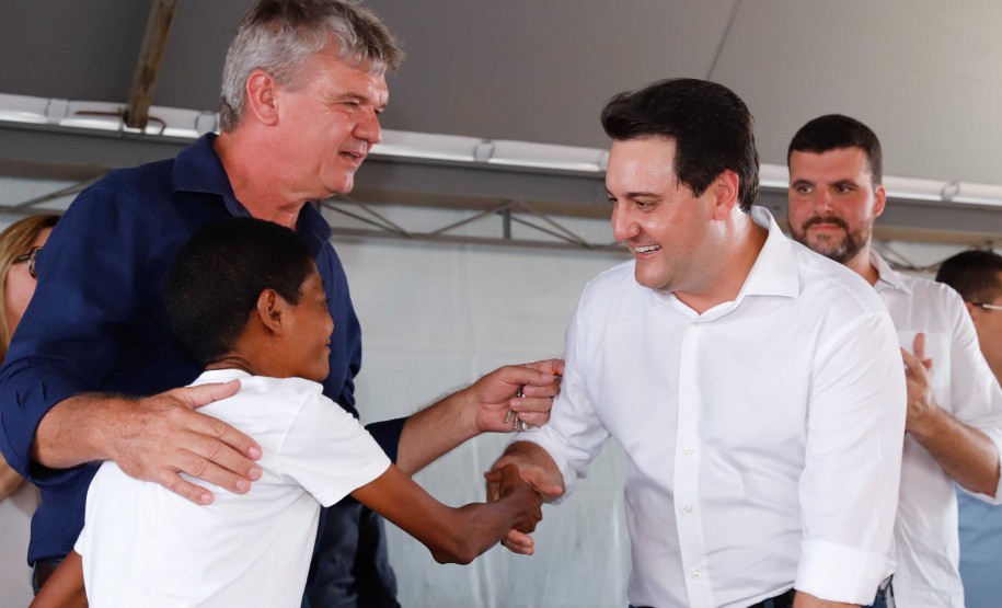 O governador Carlos Massa Ratinho Junior entrega  200 casas a famílias de Jaguariaíva.