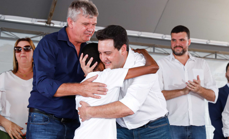 O governador Carlos Massa Ratinho Junior entrega  200 casas a famílias de Jaguariaíva.