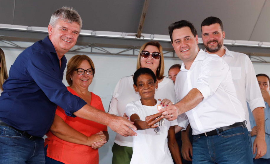 O governador Carlos Massa Ratinho Junior entrega  200 casas a famílias de Jaguariaíva.
