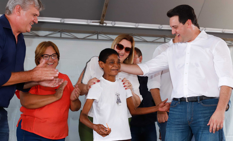 O governador Carlos Massa Ratinho Junior entrega  200 casas a famílias de Jaguariaíva.