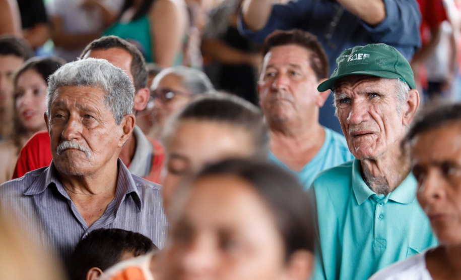 O governador Carlos Massa Ratinho Junior entrega  200 casas a famílias de Jaguariaíva.