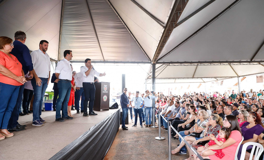 O governador Carlos Massa Ratinho Junior entrega  200 casas a famílias de Jaguariaíva.