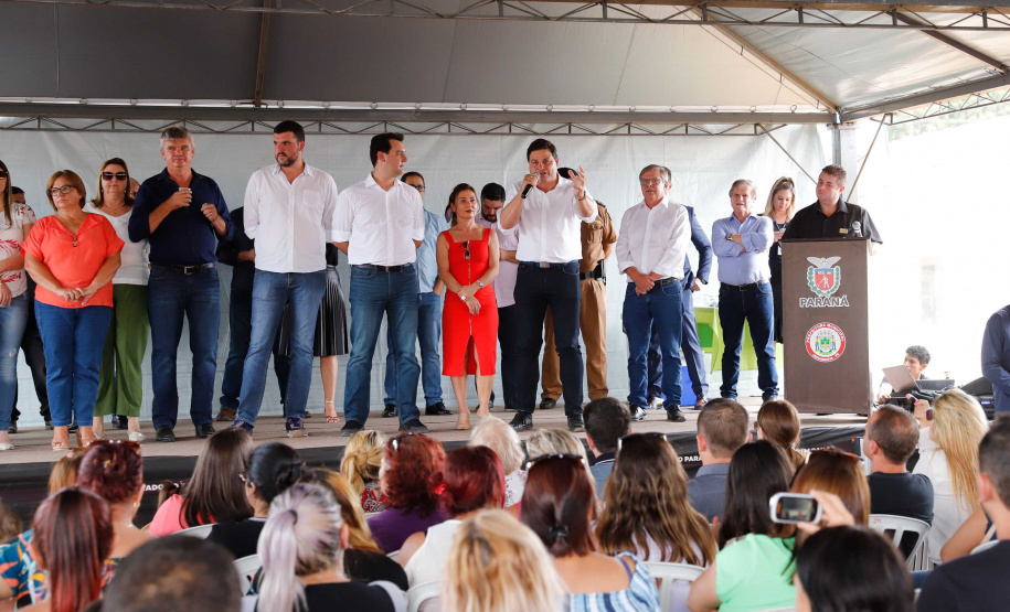 O governador Carlos Massa Ratinho Junior entrega  200 casas a famílias de Jaguariaíva.