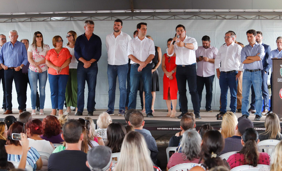 O governador Carlos Massa Ratinho Junior entrega  200 casas a famílias de Jaguariaíva.