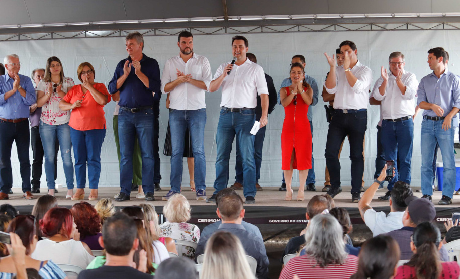 O governador Carlos Massa Ratinho Junior entrega  200 casas a famílias de Jaguariaíva.