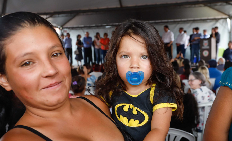 O governador Carlos Massa Ratinho Junior entrega  200 casas a famílias de Jaguariaíva.