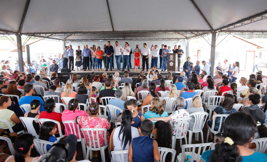 O governador Carlos Massa Ratinho Junior entrega  200 casas a famílias de Jaguariaíva.