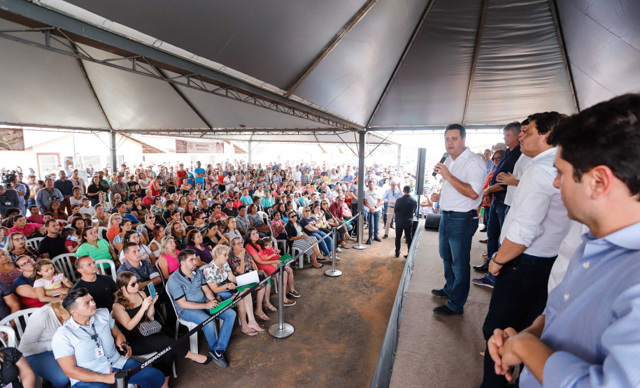 O governador Carlos Massa Ratinho Junior entrega  200 casas a famílias de Jaguariaíva.
