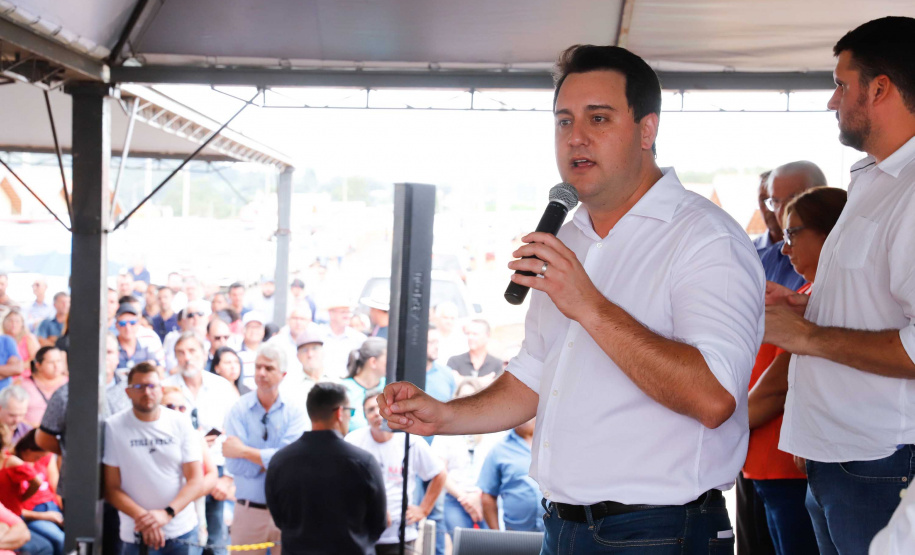 O governador Carlos Massa Ratinho Junior entrega  200 casas a famílias de Jaguariaíva.