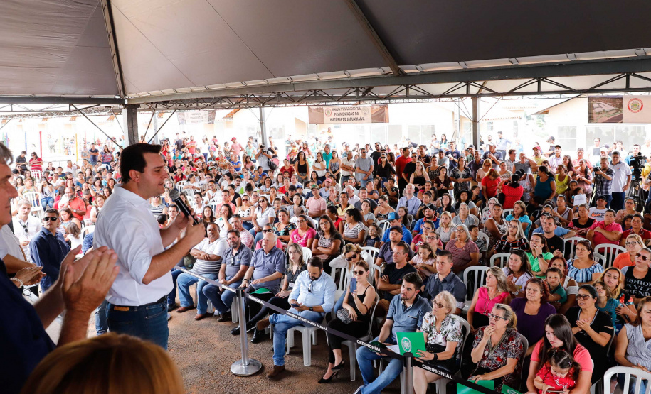 O governador Carlos Massa Ratinho Junior entrega  200 casas a famílias de Jaguariaíva.