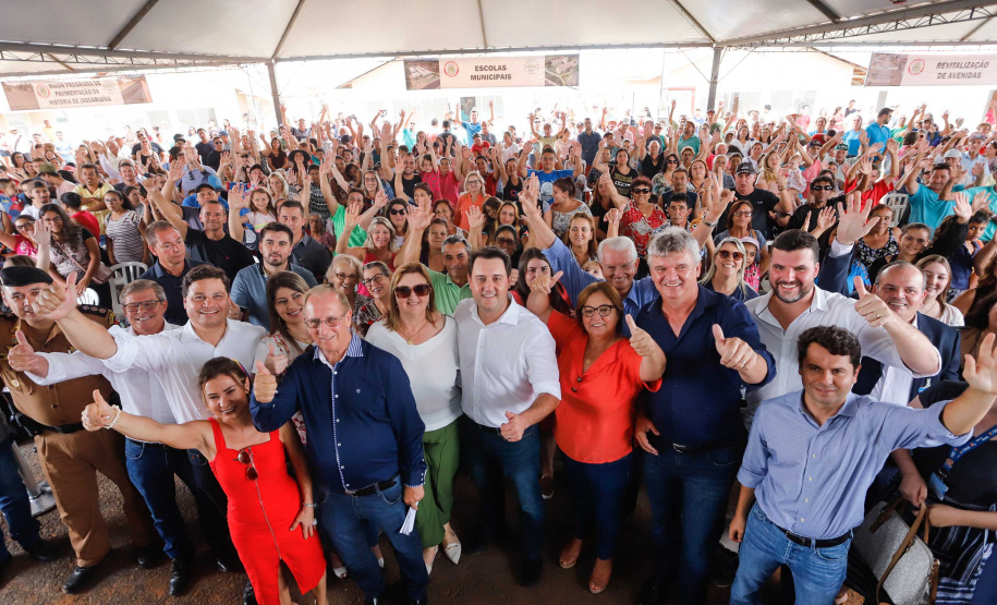 O governador Carlos Massa Ratinho Junior entrega  200 casas a famílias de Jaguariaíva.