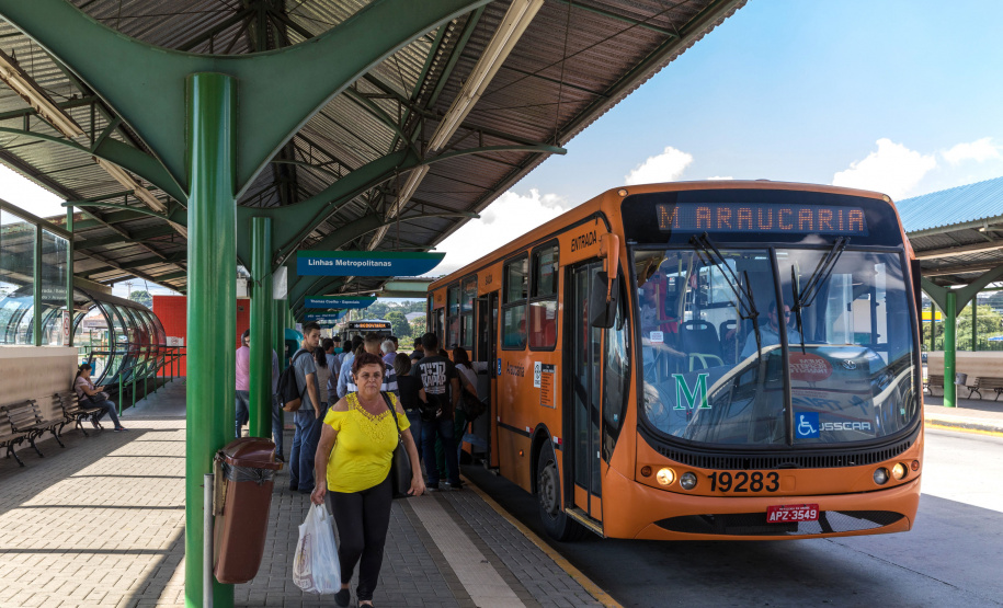 Terminal de Ônibus Vila Angélica, Araucária. 
Foto: Maurilio Cheli