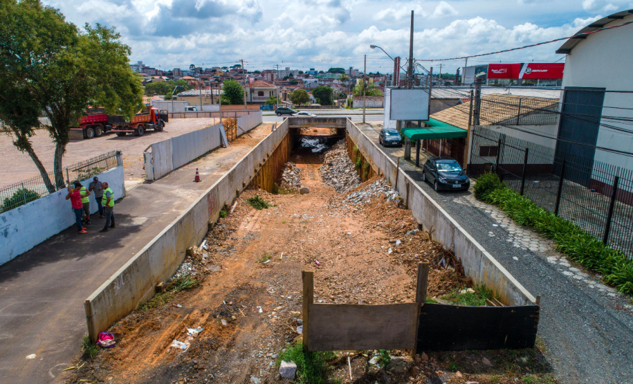 A Comec (Coordenação da Região Metropolitana de Curitiba) retomou as obras da trincheira da Rua Arapongas, no cruzamento com a Avenida das Torres, em São José dos Pinhais. Prevista para a Copa do Mundo no Brasil e parte do PAC da Mobilidade, a obra estava paralisada desde 2016, quando a empresa responsável entrou em recuperação judicial. Foto: Comec