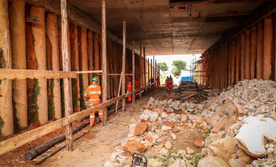 A Comec (Coordenação da Região Metropolitana de Curitiba) retomou as obras da trincheira da Rua Arapongas, no cruzamento com a Avenida das Torres, em São José dos Pinhais. Prevista para a Copa do Mundo no Brasil e parte do PAC da Mobilidade, a obra estava paralisada desde 2016, quando a empresa responsável entrou em recuperação judicial. Foto: Comec