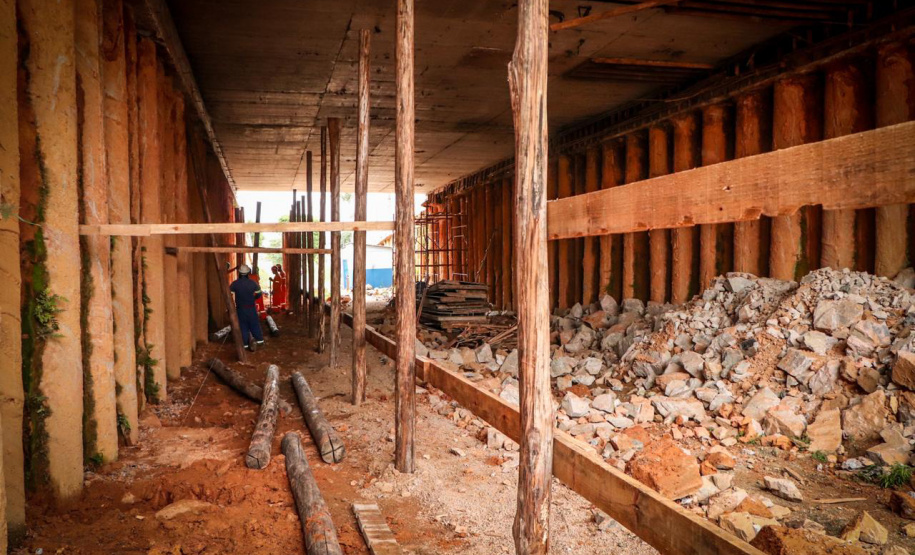 A Comec (Coordenação da Região Metropolitana de Curitiba) retomou as obras da trincheira da Rua Arapongas, no cruzamento com a Avenida das Torres, em São José dos Pinhais. Prevista para a Copa do Mundo no Brasil e parte do PAC da Mobilidade, a obra estava paralisada desde 2016, quando a empresa responsável entrou em recuperação judicial. Foto: Comec