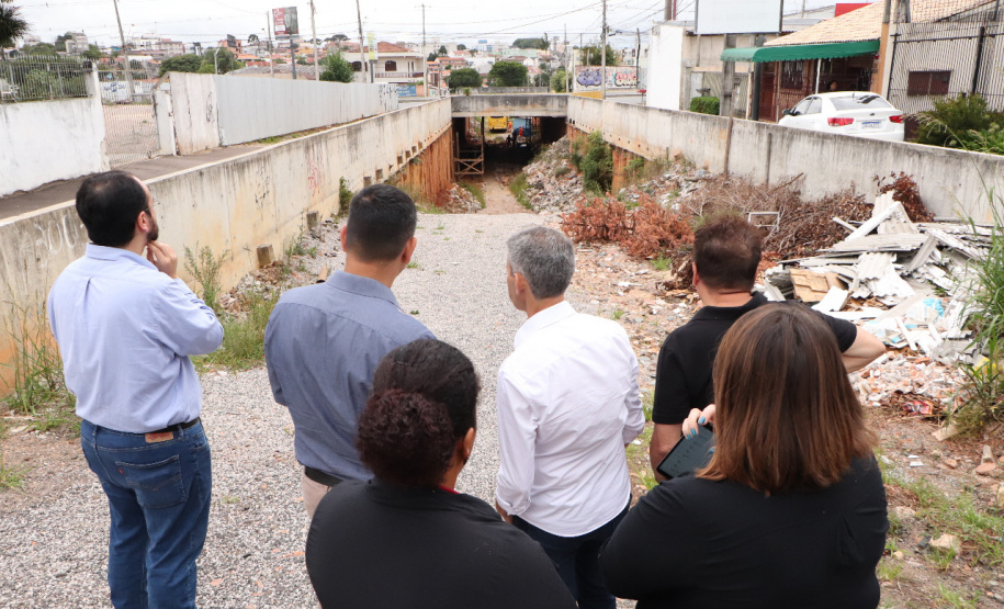 A Comec (Coordenação da Região Metropolitana de Curitiba) retomou as obras da trincheira da Rua Arapongas, no cruzamento com a Avenida das Torres, em São José dos Pinhais. Prevista para a Copa do Mundo no Brasil e parte do PAC da Mobilidade, a obra estava paralisada desde 2016, quando a empresa responsável entrou em recuperação judicial. Foto: Comec