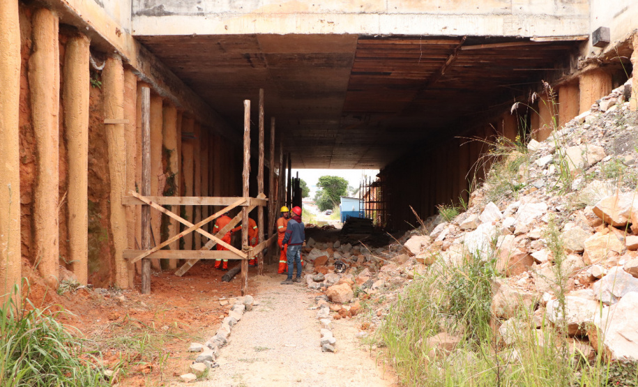 A Comec (Coordenação da Região Metropolitana de Curitiba) retomou as obras da trincheira da Rua Arapongas, no cruzamento com a Avenida das Torres, em São José dos Pinhais. Prevista para a Copa do Mundo no Brasil e parte do PAC da Mobilidade, a obra estava paralisada desde 2016, quando a empresa responsável entrou em recuperação judicial. Foto: Comec