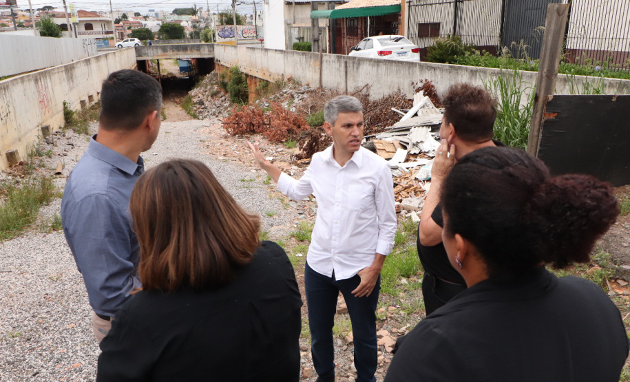 A Comec (Coordenação da Região Metropolitana de Curitiba) retomou as obras da trincheira da Rua Arapongas, no cruzamento com a Avenida das Torres, em São José dos Pinhais. Prevista para a Copa do Mundo no Brasil e parte do PAC da Mobilidade, a obra estava paralisada desde 2016, quando a empresa responsável entrou em recuperação judicial. Foto: Comec
