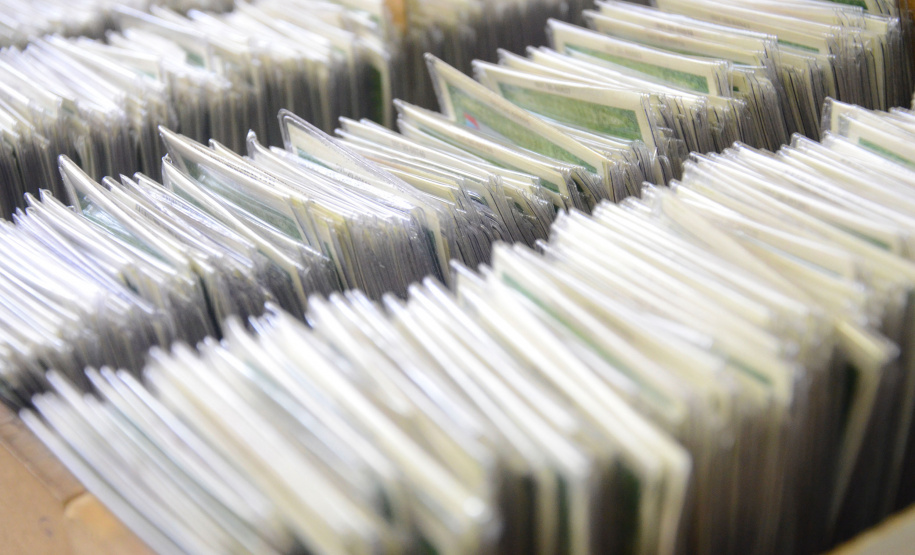 A Polícia Civil do Paraná (PCPR) iniciou a emissão de um novo modelo de carteira de identidade. O documento possibilita a inclusão de diversos dados e oferece mais segurança contra a falsificação. O antigo Registro Geral (RG) continua válido. Foto:Polícia Civil