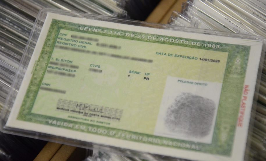 A Polícia Civil do Paraná (PCPR) iniciou a emissão de um novo modelo de carteira de identidade. O documento possibilita a inclusão de diversos dados e oferece mais segurança contra a falsificação. O antigo Registro Geral (RG) continua válido. Foto:Polícia Civil