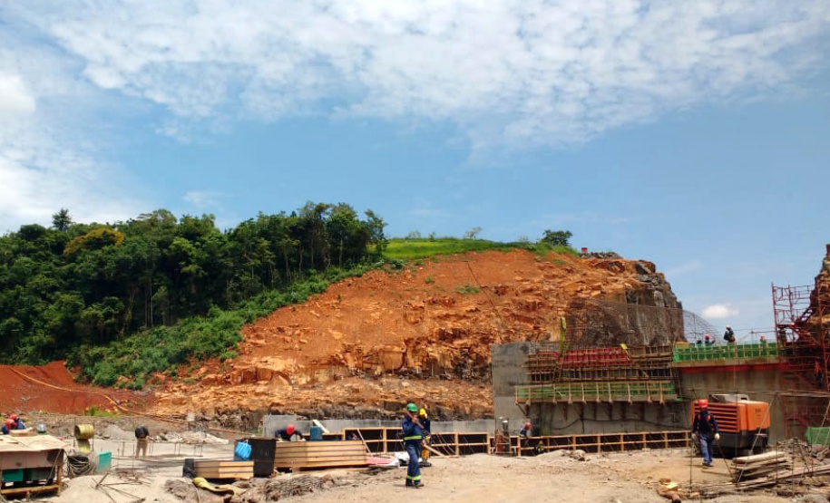 As obras da Pequena Central Hidrelétrica Bela Vista avançam rapidamente em Verê, no sudoeste do Paraná. Esta semana, as equipes iniciam o lançamento  de concreto na barragem e no vertedouro que ficam no leito do rio Chopim.
Foto: Copel