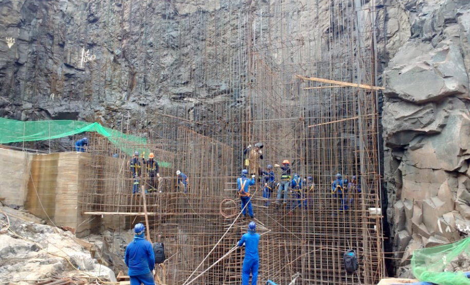 As obras da Pequena Central Hidrelétrica Bela Vista avançam rapidamente em Verê, no sudoeste do Paraná. Esta semana, as equipes iniciam o lançamento  de concreto na barragem e no vertedouro que ficam no leito do rio Chopim.
Foto: Copel
