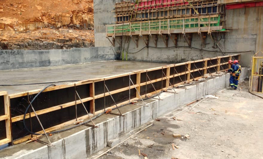 As obras da Pequena Central Hidrelétrica Bela Vista avançam rapidamente em Verê, no sudoeste do Paraná. Esta semana, as equipes iniciam o lançamento  de concreto na barragem e no vertedouro que ficam no leito do rio Chopim.
Foto: Copel