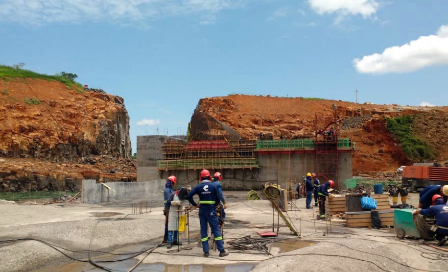 As obras da Pequena Central Hidrelétrica Bela Vista avançam rapidamente em Verê, no sudoeste do Paraná. Esta semana, as equipes iniciam o lançamento  de concreto na barragem e no vertedouro que ficam no leito do rio Chopim.
Foto: Copel