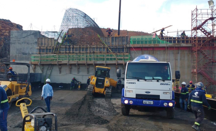 As obras da Pequena Central Hidrelétrica Bela Vista avançam rapidamente em Verê, no sudoeste do Paraná. Esta semana, as equipes iniciam o lançamento  de concreto na barragem e no vertedouro que ficam no leito do rio Chopim.
Foto: Copel