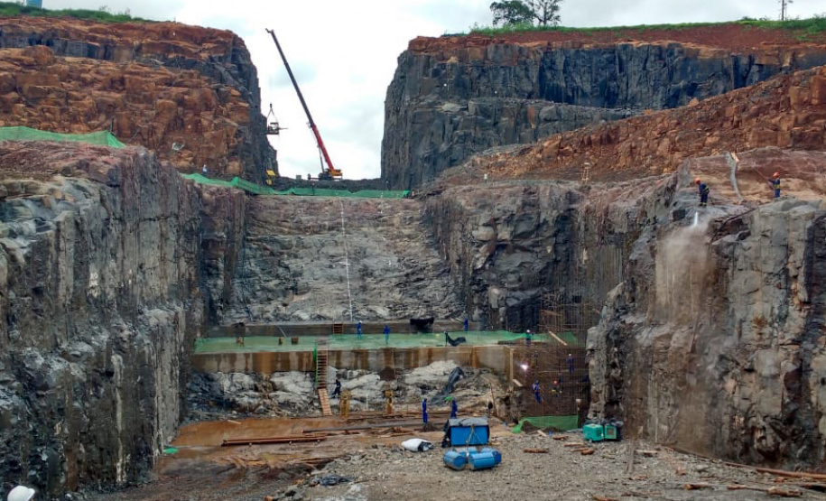As obras da Pequena Central Hidrelétrica Bela Vista avançam rapidamente em Verê, no sudoeste do Paraná. Esta semana, as equipes iniciam o lançamento  de concreto na barragem e no vertedouro que ficam no leito do rio Chopim.
Foto: Copel