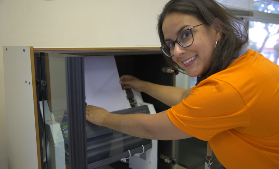 Pensando na importância de dar autonomia a essas pessoas e atender outras que talvez nem pedissem a conta de luz em seu nome pela dificuldade de acesso às informações, a Copel lançou a fatura em Braille, que teve suas primeiras entregas há exatos 12 anos, em janeiro de 2008.
Foto: Copel