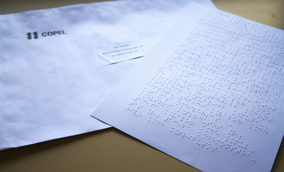 Pensando na importância de dar autonomia a essas pessoas e atender outras que talvez nem pedissem a conta de luz em seu nome pela dificuldade de acesso às informações, a Copel lançou a fatura em Braille, que teve suas primeiras entregas há exatos 12 anos, em janeiro de 2008.
Foto: Copel