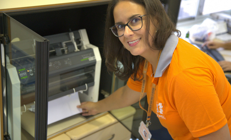 Pensando na importância de dar autonomia a essas pessoas e atender outras que talvez nem pedissem a conta de luz em seu nome pela dificuldade de acesso às informações, a Copel lançou a fatura em Braille, que teve suas primeiras entregas há exatos 12 anos, em janeiro de 2008.
Foto: Copel