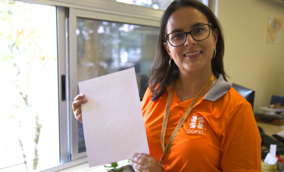 Pensando na importância de dar autonomia a essas pessoas e atender outras que talvez nem pedissem a conta de luz em seu nome pela dificuldade de acesso às informações, a Copel lançou a fatura em Braille, que teve suas primeiras entregas há exatos 12 anos, em janeiro de 2008.
Foto: Copel