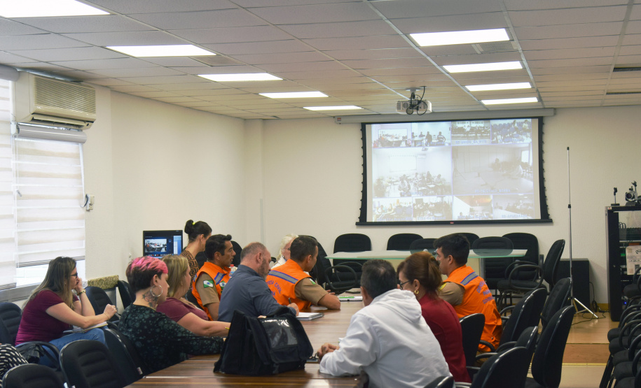 A Defesa Civil realizou nesta quarta-feira (22) videoconferência sobre a instalação de gabinetes de crise e decretação de situação de emergência para representantes de municípios de todas as regiões do Paraná. Foi na sede da Secretaria da Saúde do Paraná, como parte das ações do Comitê Intersetorial de Controle da Dengue.Foto:SESA