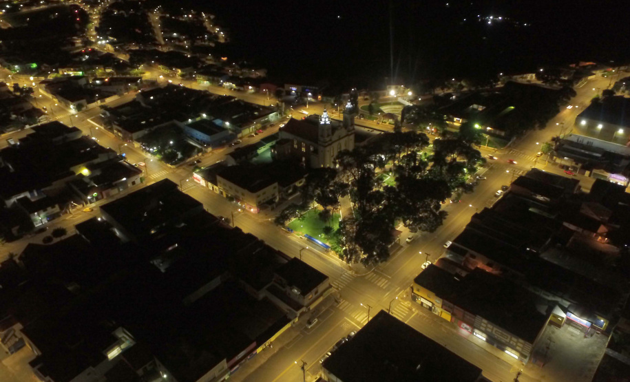 Trabalho de troca das 2.428 luminárias em Wenceslau Braz foi feito com recursos do Programa de Eficiência Energética da Copel, regulado pela Agência Nacional de Energia Elétrica (Aneel).
Foto: Copel