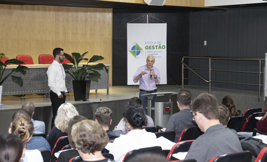 Um novo grupo de 35 servidores públicos estaduais está participando do curso de integração funcional para iniciar suas atividades no quadro executivo do poder estadual. A Escola de Gestão do Paraná preparou a formação - que tem 40 horas de duração – e visa apresentar aos novos servidores as diferentes instâncias do executivo estadual. Foto:
Carlos Winnikes/SEAP