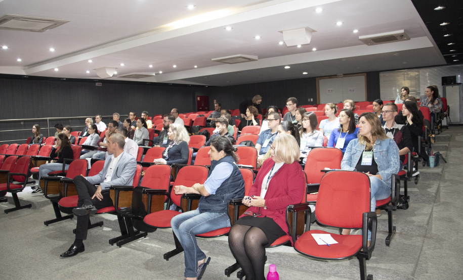 Um novo grupo de 35 servidores públicos estaduais está participando do curso de integração funcional para iniciar suas atividades no quadro executivo do poder estadual. A Escola de Gestão do Paraná preparou a formação - que tem 40 horas de duração – e visa apresentar aos novos servidores as diferentes instâncias do executivo estadual. Foto:
Carlos Winnikes/SEAP