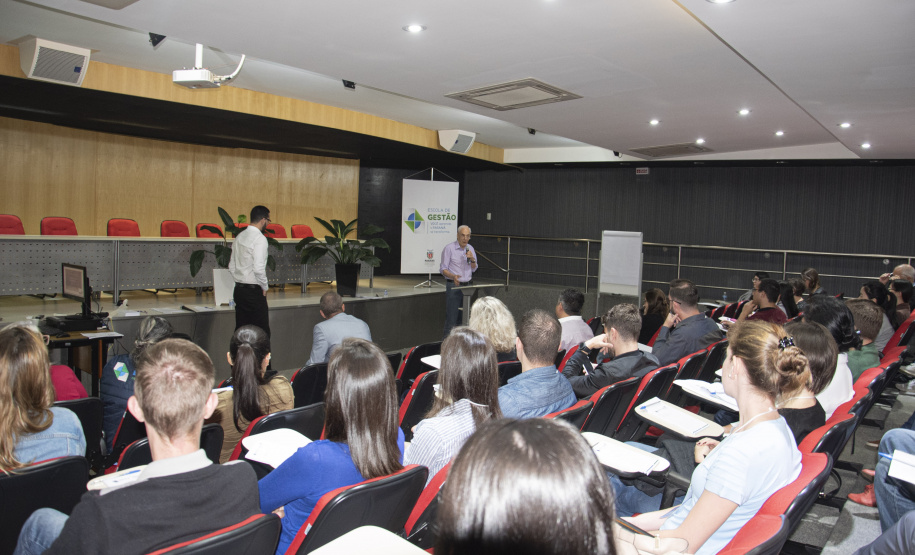 Um novo grupo de 35 servidores públicos estaduais está participando do curso de integração funcional para iniciar suas atividades no quadro executivo do poder estadual. A Escola de Gestão do Paraná preparou a formação - que tem 40 horas de duração – e visa apresentar aos novos servidores as diferentes instâncias do executivo estadual. Foto:
Carlos Winnikes/SEAP