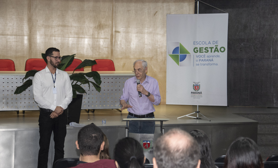 Um novo grupo de 35 servidores públicos estaduais está participando do curso de integração funcional para iniciar suas atividades no quadro executivo do poder estadual. A Escola de Gestão do Paraná preparou a formação - que tem 40 horas de duração – e visa apresentar aos novos servidores as diferentes instâncias do executivo estadual. Foto:
Carlos Winnikes/SEAP