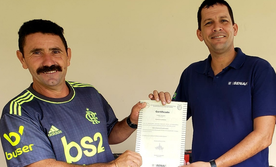 Moradores da Ilha do Teixeira receberam nesta quinta-feira (23) o certificado de conclusão do curso e um kit de ferramentas. O objetivo da ação da empresa Portos do Paraná é que os pescadores possam consertar e fazer a manutenção dos próprios barcos.
Foto: Pierpaolo Nota/Portos do Paraná