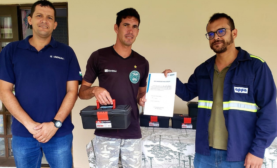 Moradores da Ilha do Teixeira receberam nesta quinta-feira (23) o certificado de conclusão do curso e um kit de ferramentas. O objetivo da ação da empresa Portos do Paraná é que os pescadores possam consertar e fazer a manutenção dos próprios barcos.
Foto: Pierpaolo Nota/Portos do Paraná