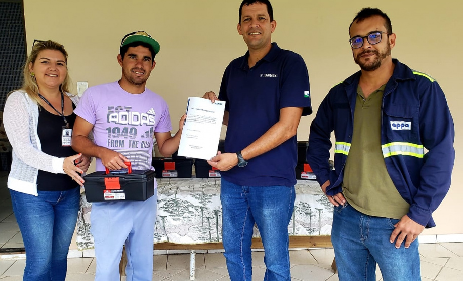 Moradores da Ilha do Teixeira receberam nesta quinta-feira (23) o certificado de conclusão do curso e um kit de ferramentas. O objetivo da ação da empresa Portos do Paraná é que os pescadores possam consertar e fazer a manutenção dos próprios barcos.
Foto: Pierpaolo Nota/Portos do Paraná