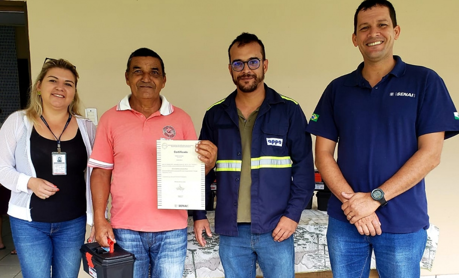 Moradores da Ilha do Teixeira receberam nesta quinta-feira (23) o certificado de conclusão do curso e um kit de ferramentas. O objetivo da ação da empresa Portos do Paraná é que os pescadores possam consertar e fazer a manutenção dos próprios barcos.
Foto: Pierpaolo Nota/Portos do Paraná