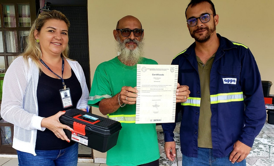 Moradores da Ilha do Teixeira receberam nesta quinta-feira (23) o certificado de conclusão do curso e um kit de ferramentas. O objetivo da ação da empresa Portos do Paraná é que os pescadores possam consertar e fazer a manutenção dos próprios barcos.
Foto: Pierpaolo Nota/Portos do Paraná