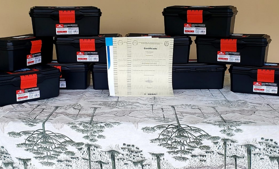 Moradores da Ilha do Teixeira receberam nesta quinta-feira (23) o certificado de conclusão do curso e um kit de ferramentas. O objetivo da ação da empresa Portos do Paraná é que os pescadores possam consertar e fazer a manutenção dos próprios barcos.
Foto: Pierpaolo Nota/Portos do Paraná