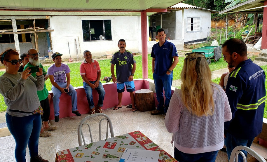 Moradores da Ilha do Teixeira receberam nesta quinta-feira (23) o certificado de conclusão do curso e um kit de ferramentas. O objetivo da ação da empresa Portos do Paraná é que os pescadores possam consertar e fazer a manutenção dos próprios barcos.
Foto: Pierpaolo Nota/Portos do Paraná