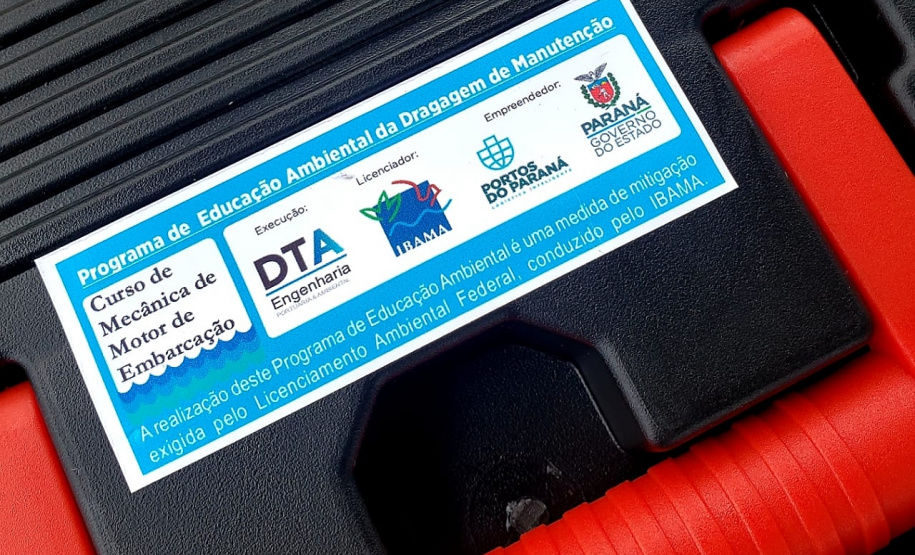 Moradores da Ilha do Teixeira receberam nesta quinta-feira (23) o certificado de conclusão do curso e um kit de ferramentas. O objetivo da ação da empresa Portos do Paraná é que os pescadores possam consertar e fazer a manutenção dos próprios barcos.
Foto: Pierpaolo Nota/Portos do Paraná