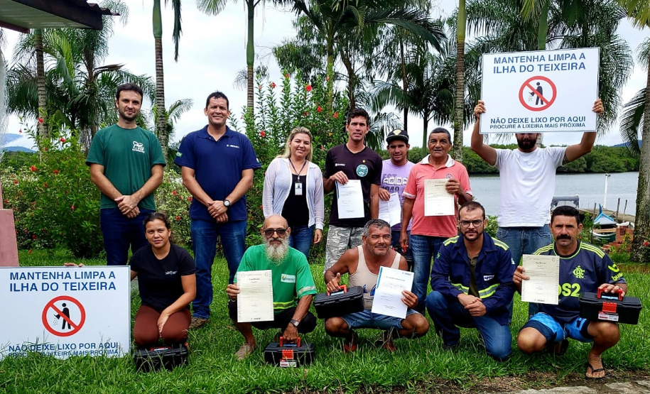 Moradores da Ilha do Teixeira receberam nesta quinta-feira (23) o certificado de conclusão do curso e um kit de ferramentas. O objetivo da ação da empresa Portos do Paraná é que os pescadores possam consertar e fazer a manutenção dos próprios barcos.
Foto: Pierpaolo Nota/Portos do Paraná