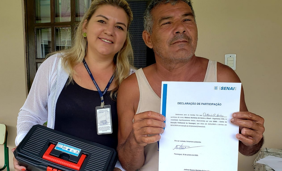 Moradores da Ilha do Teixeira receberam nesta quinta-feira (23) o certificado de conclusão do curso e um kit de ferramentas. O objetivo da ação da empresa Portos do Paraná é que os pescadores possam consertar e fazer a manutenção dos próprios barcos.
Foto: Pierpaolo Nota/Portos do Paraná